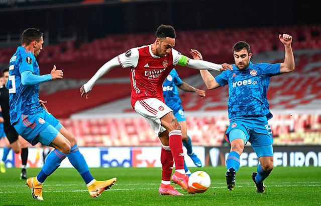 Bỏ lỡ vô vàn các cơ hội, Aubameyang bị chửi bới thậm tệ: ‘Đá ngu như bò, về nhà mà chơi sân nhỏ cỏ đen đi’