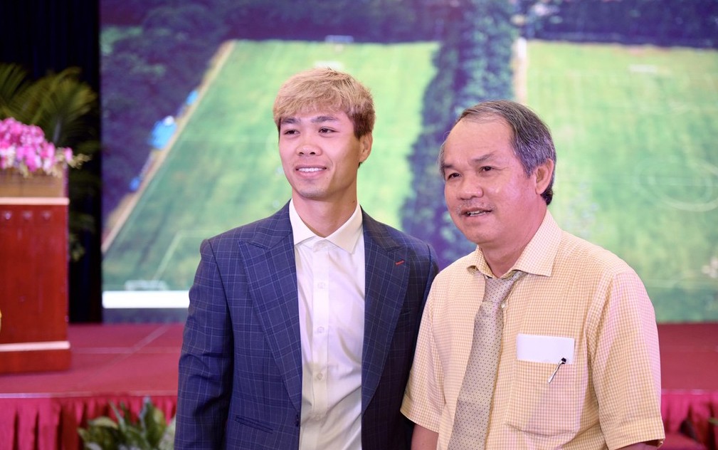 Bầu Đức: 'Tôi tin sau khi có vợ Công Phượng sẽ thi đấu tốt'
