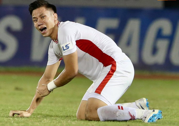 Quế Ngọc Hải bật khóc cảm ơn bố mẹ trong ngày Viettel giành chức vô địch V-League