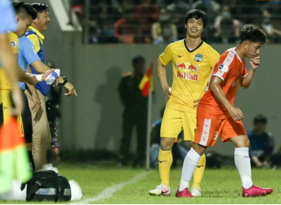 Chùm ảnh: Công Phượng 'nghe lén' HLV Huỳnh Đức, tái hiện khoảnh khắc giữa Son Heung-min và thầy Park
