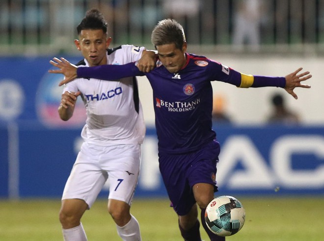Hồng Duy bị cầu thủ Sài Gòn FC ném bóng vào mặt, cựu giảng viên Fifa bức xúc