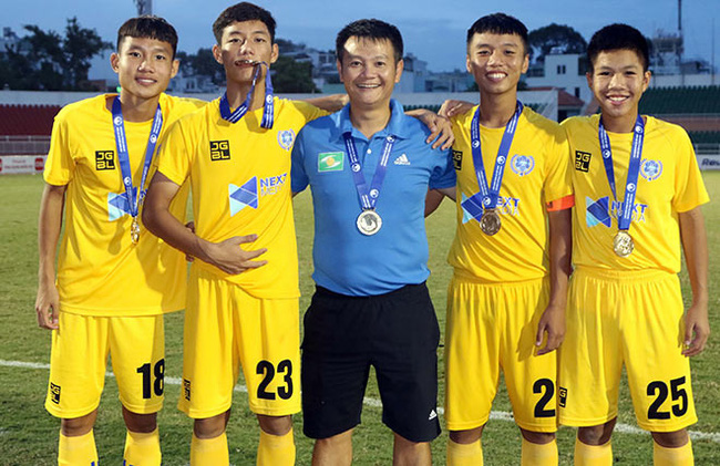 ‘Cậu bé vàng’ Văn Quyến: ‘Không hề có chuyện tôi chia tay Nghệ An, tôi mong truyền lại tố chất để các cầu thủ trẻ được phát triển’