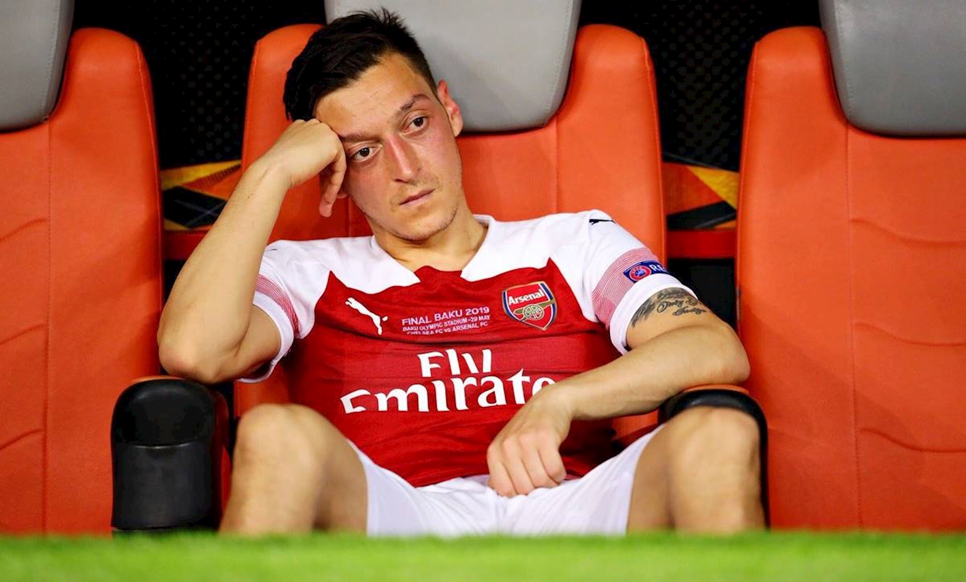 Dứt tình Arsenal, Ozil bị tổng sỉ vả không thương tiếc